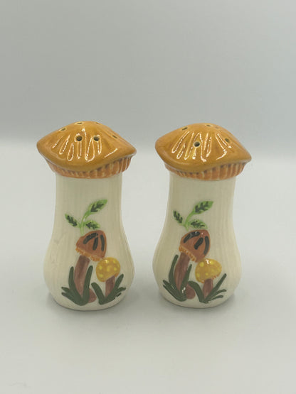 Mushroom salt and pepper shakers